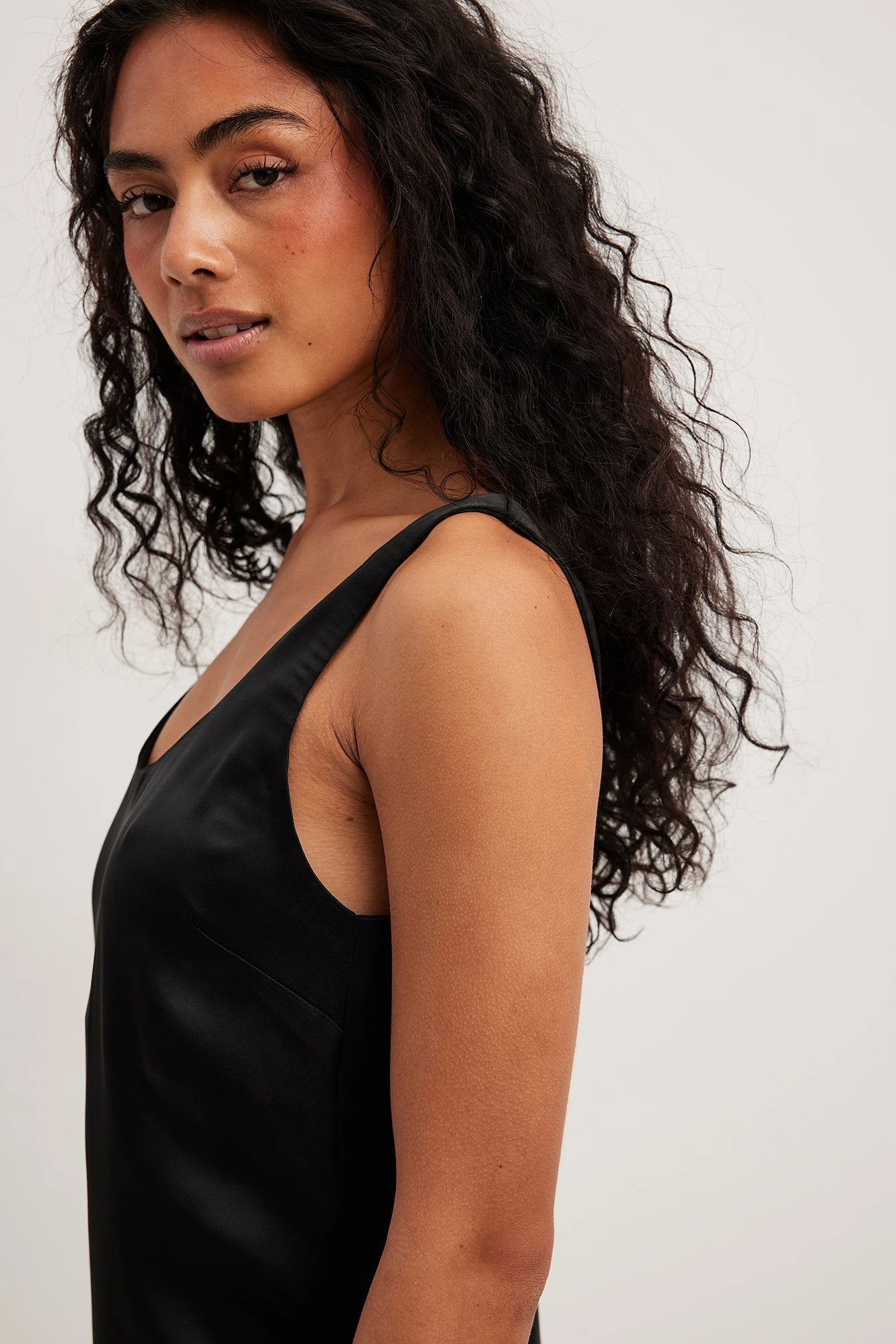 Maxi Robe Satin Droite – Image 5