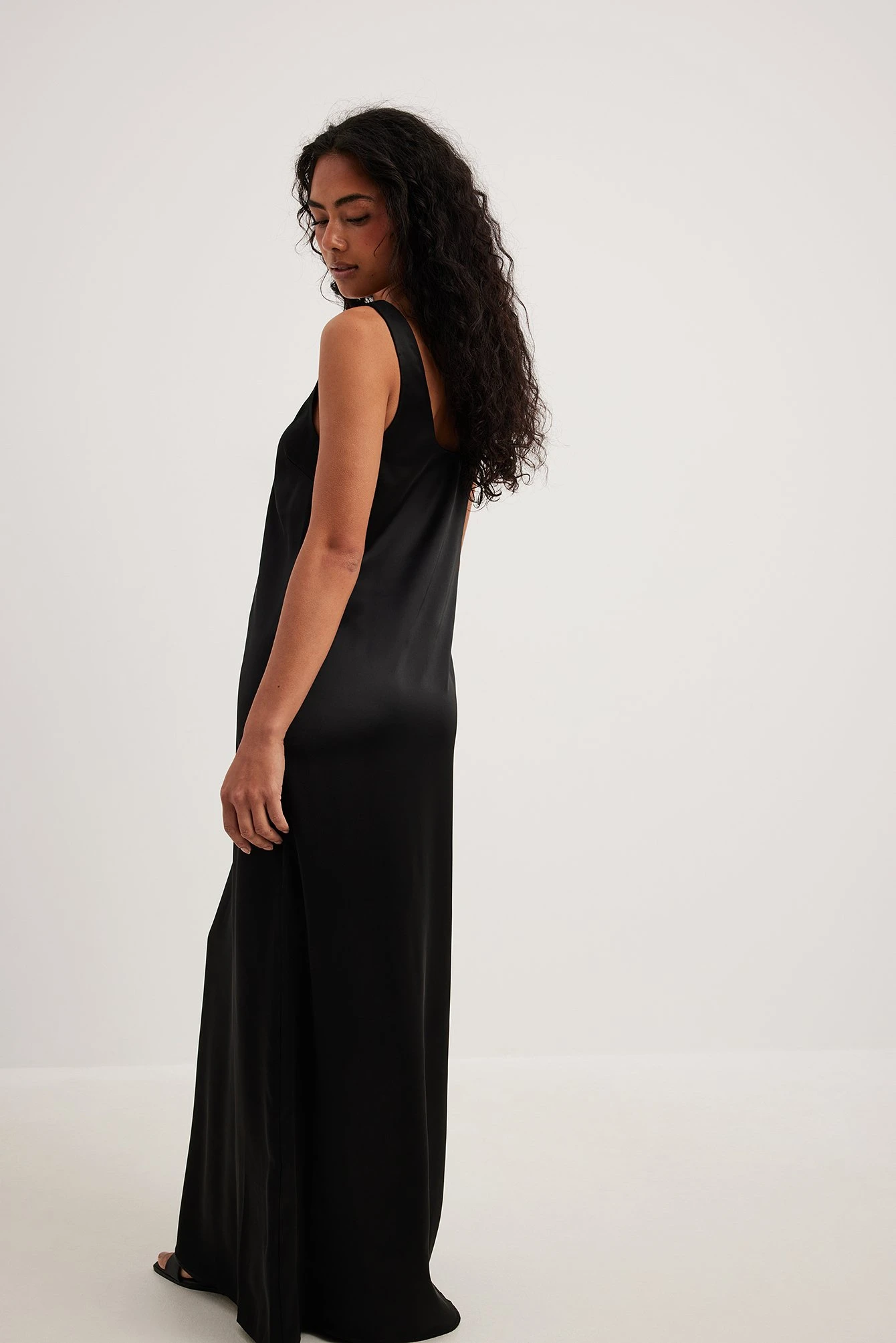 Maxi Robe Satin Droite – Image 3