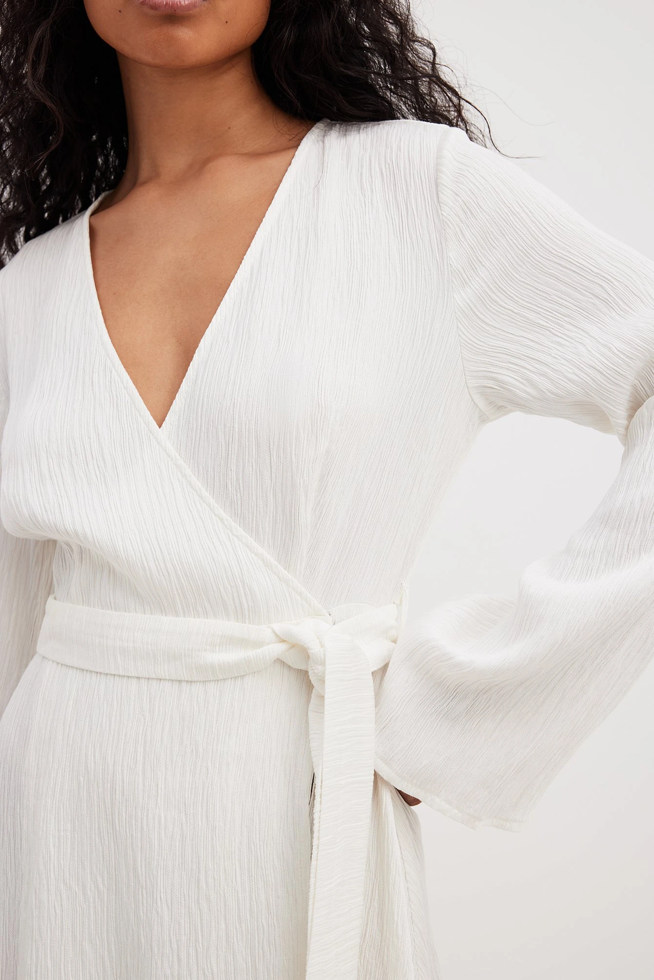 Robe Structurée à Dos Long Et Taille Nouée – Image 3