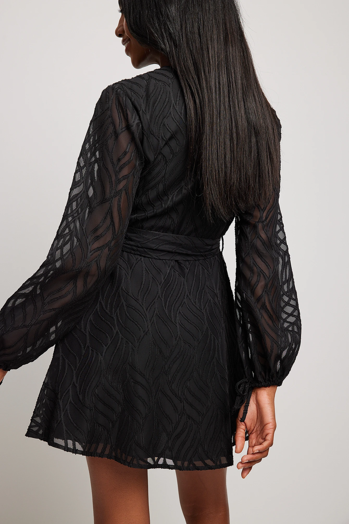 NA-KD Mini Robe Portefeuille à Structure – Image 2