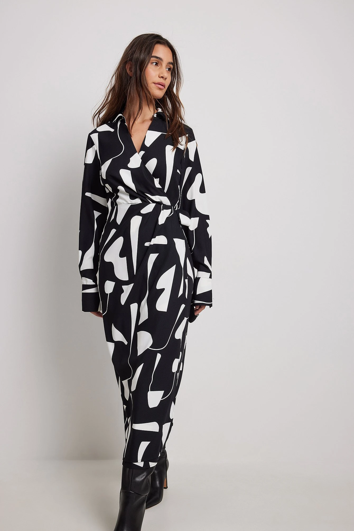 NA-KD Robe Mi-longue Portefeuille – Image 2